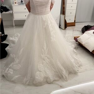 Elegant White Wedding Dress with Floral Details